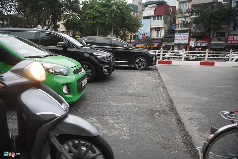 Can Tet, duong pho Ha Noi bi lat tung len sua chua, bui mu mit-Hinh-8