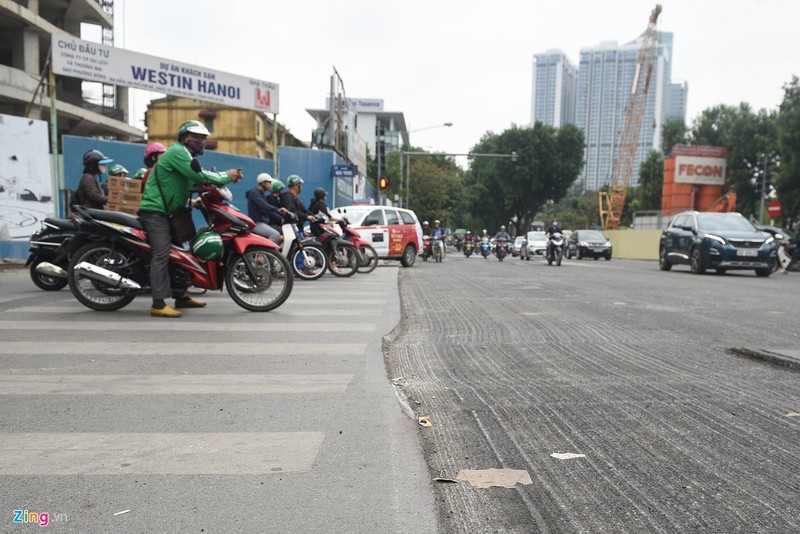 Can Tet, duong pho Ha Noi bi lat tung len sua chua, bui mu mit