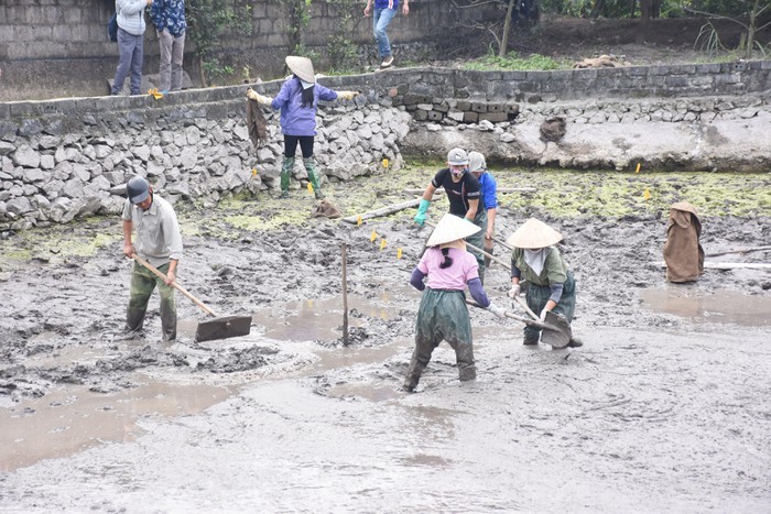 Nhung hinh anh ngay dau tien khai quat bai coc tai Dam Thuong-Hinh-2