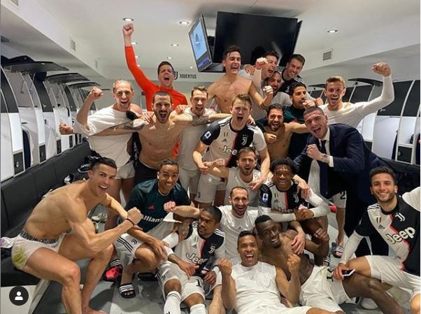 Cristiano Ronaldo chup anh cu ly gan voi hau ve Juventus nhiem Covid-19