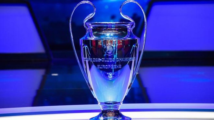 Champions League bi hoan vo thoi han