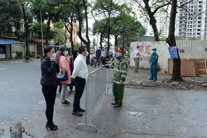 Chu tich Ha Noi: Khu cach ly khong nhan do an, do dung nguoi nha gui-Hinh-2