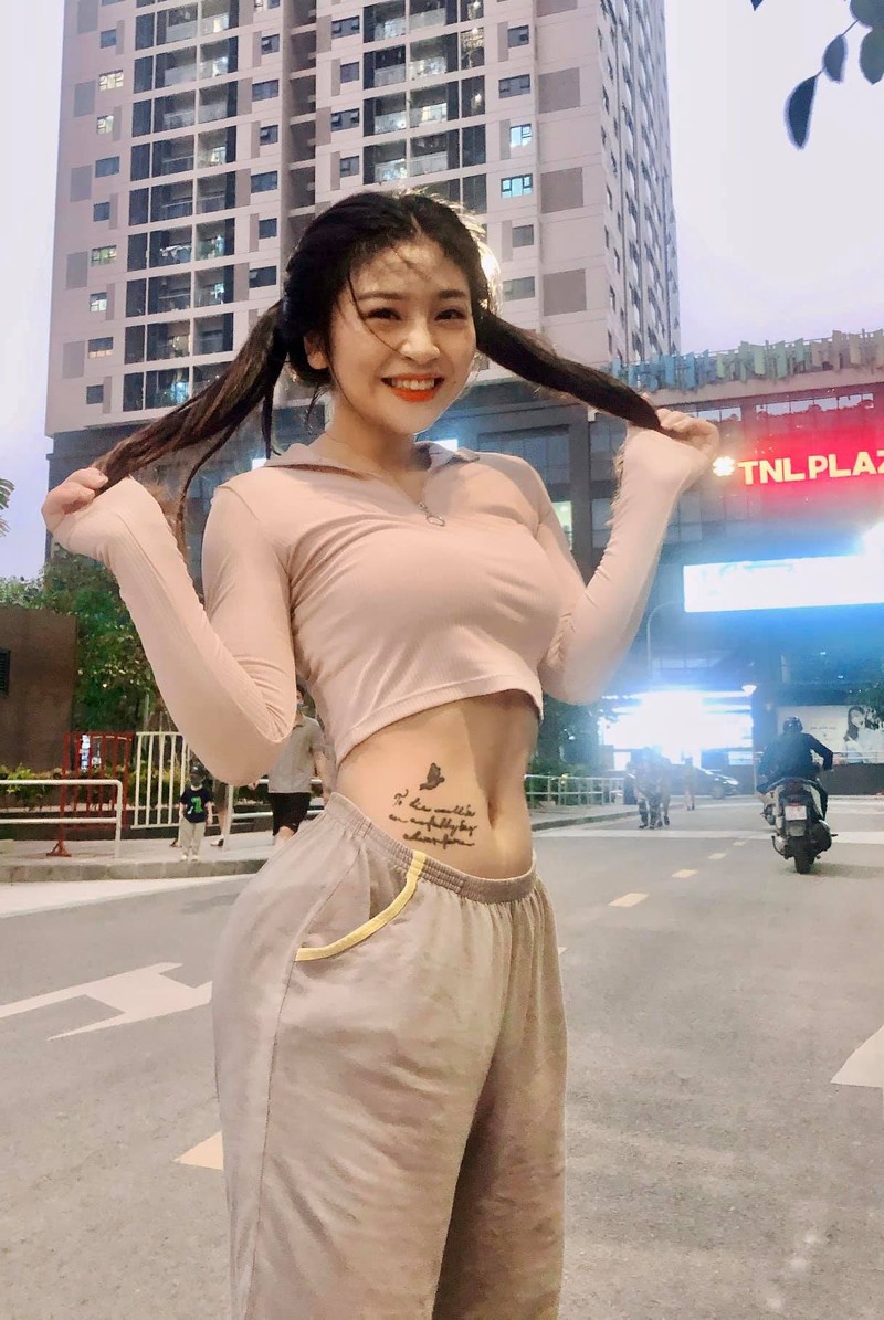 Hot girl Viet mua con nhu Ly Tieu Long gay me bang body nuot na-Hinh-3