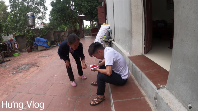 Dan mang hoi den bao gio gia dinh ba Tan Vlog moi thoi dien lo?-Hinh-3