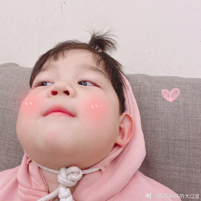 Đây là em bé Trung Quốc đáng yêu nhất mà bạn từng thấy! Chỉ cần nhìn vào tấm hình này thôi cũng đủ khiến bạn phải cười toe toét vì độ dễ thương của bé.