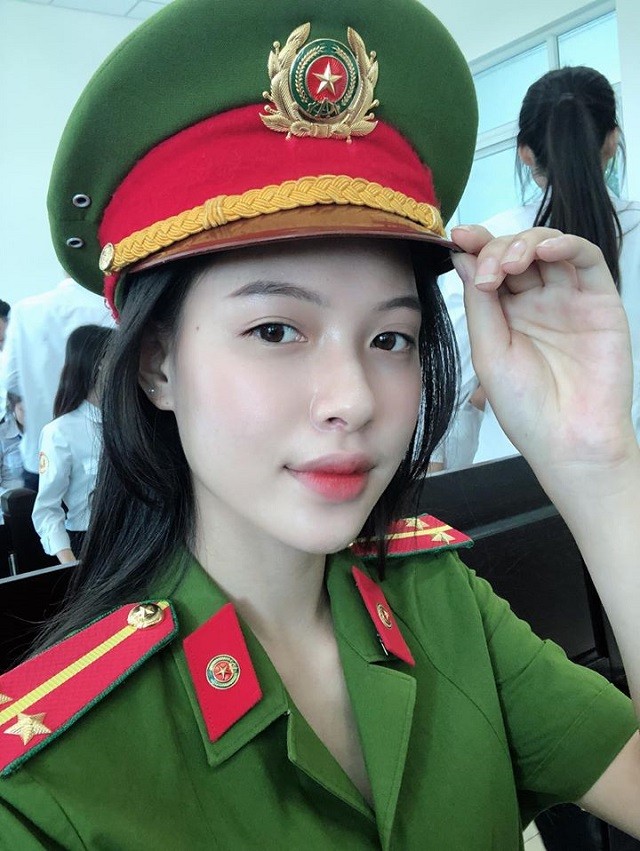 Dien trang phuc nay, “hot girl toa an” lai gay sot mang-Hinh-3