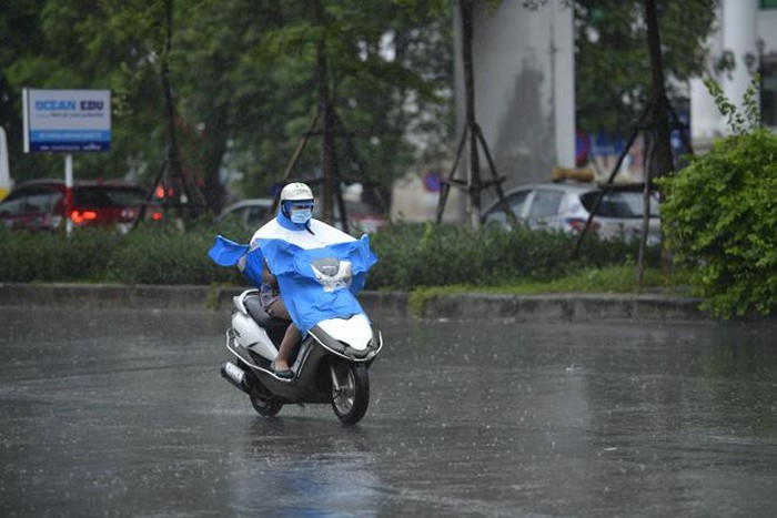 Thoi tiet ngay 26/5: Ha Noi mua dong dien rong