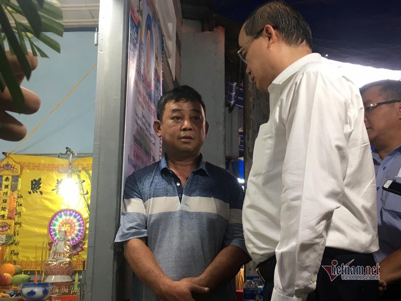 Bi thu Nguyen Thien Nhan bat khoc khi vieng be trai bi cay phuong do tu vong-Hinh-2