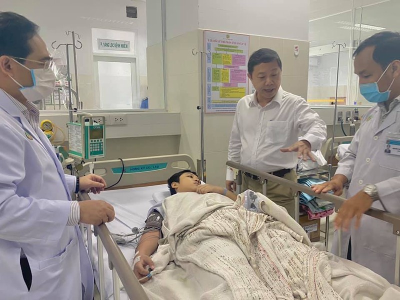 Bi thu Nguyen Thien Nhan bat khoc khi vieng be trai bi cay phuong do tu vong-Hinh-3