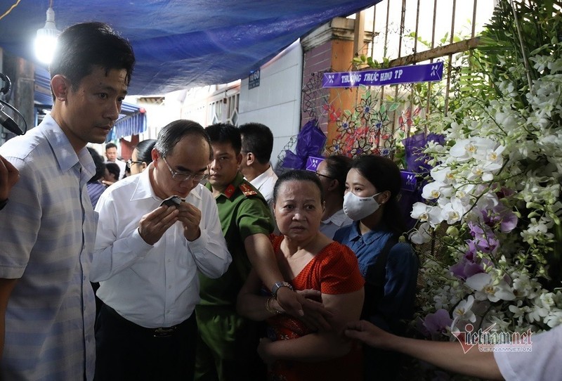 Bi thu Nguyen Thien Nhan bat khoc khi vieng be trai bi cay phuong do tu vong