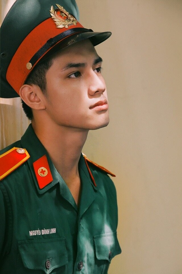 Diem mat dan “hot boy quan phuc” khien mang xa hoi dien dao-Hinh-5