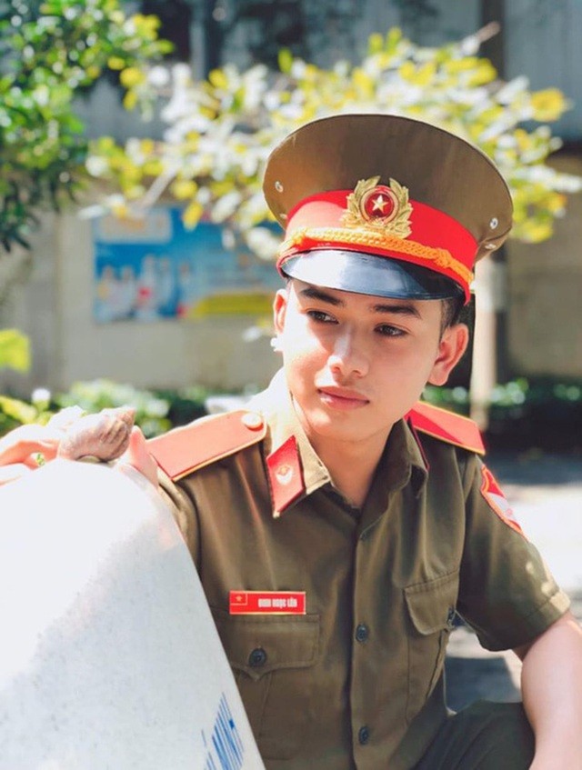 Diem mat dan “hot boy quan phuc” khien mang xa hoi dien dao-Hinh-9