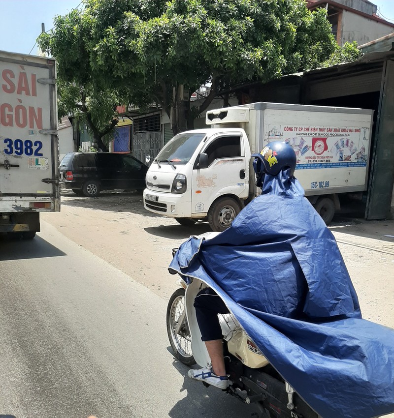 Mac ao mua giua ngay nang, nghe vo ly nhung lai rat thuyet phuc-Hinh-2