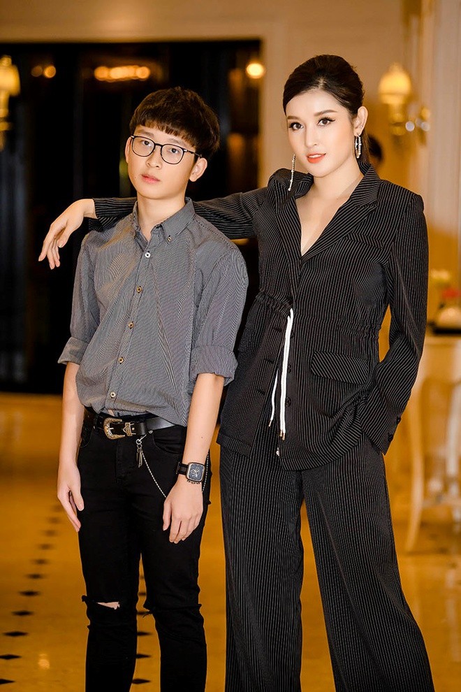 Hoi rich kid Viet 2K3, khoe gia the khung hua hen 