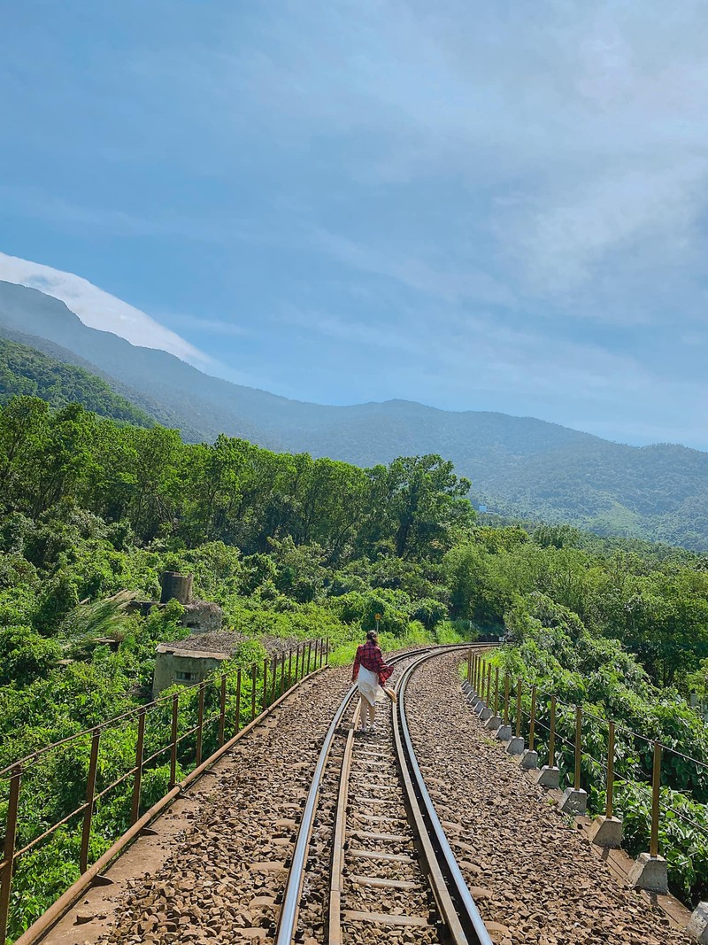 Cau vom tuyet dep o deo Hai Van, diem check-in khong nen bo qua-Hinh-9