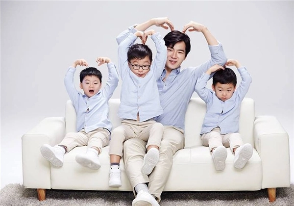 Ve ngoai sau day thi 3 anh em Deahan, Minguk, Manse gay bat ngo