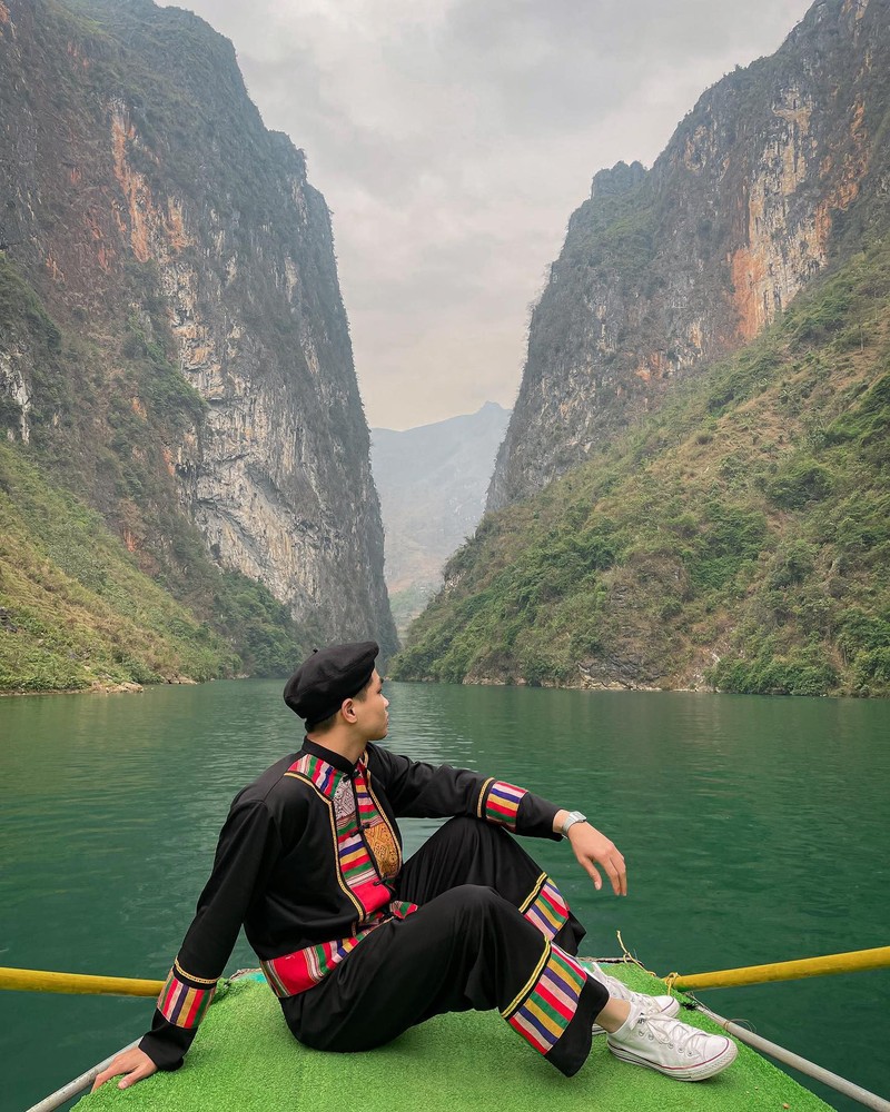 “Dau dau” chuyen trang phuc ngoai lai 