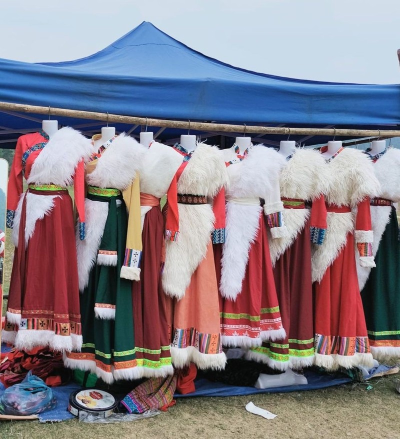 “Dau dau” chuyen trang phuc ngoai lai 