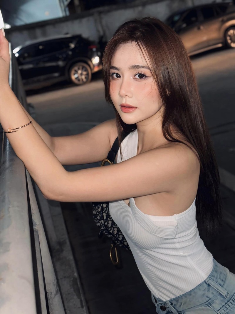 Hot girl doi dau Ha Thanh dien do cat xe khien fan “rao ruc“-Hinh-3