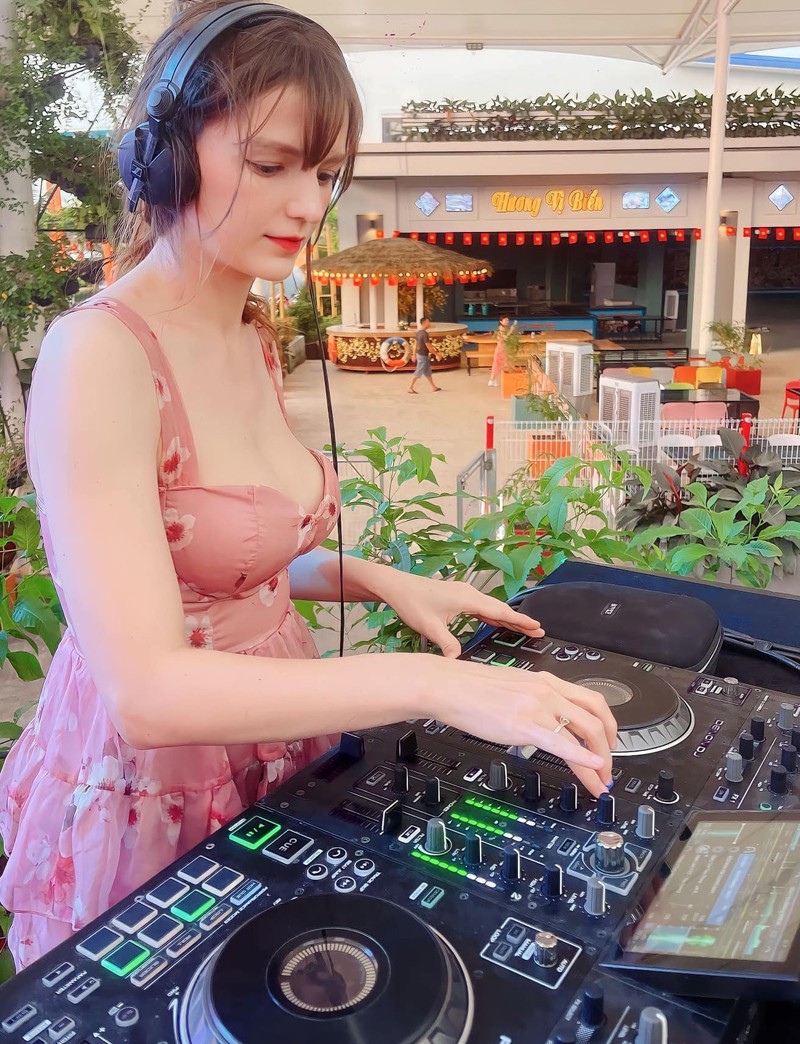 DJ Ukraine hoat dong tai Viet Nam hut hon voi nhan sac thien than