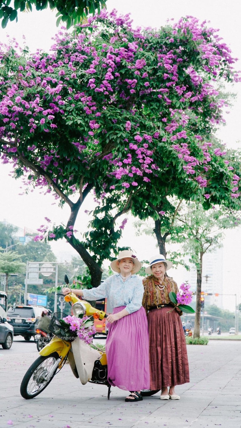 Bat trend chup hoa bang lang, 2 cu ba tao dang nhu thieu nu-Hinh-3