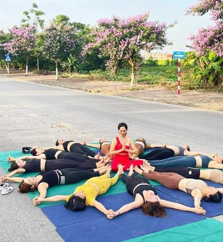 Loat hinh anh chi em trai tham, tap yoga giua duong-Hinh-2