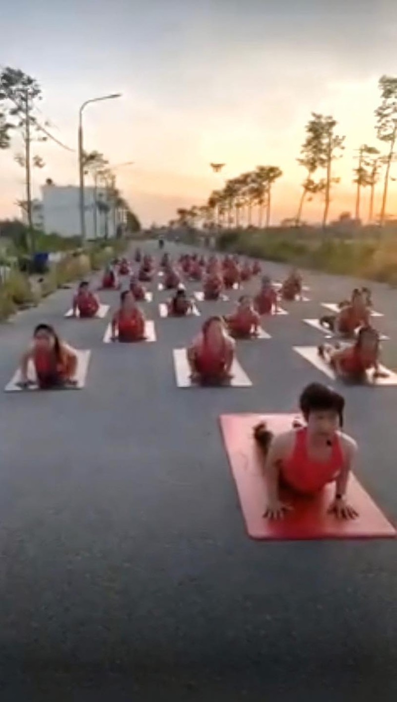 Loat hinh anh chi em trai tham, tap yoga giua duong-Hinh-4