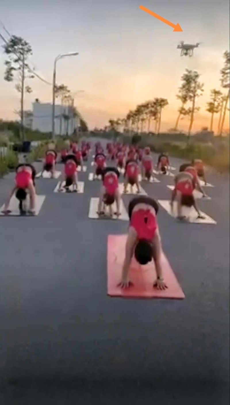 Loat hinh anh chi em trai tham, tap yoga giua duong-Hinh-5