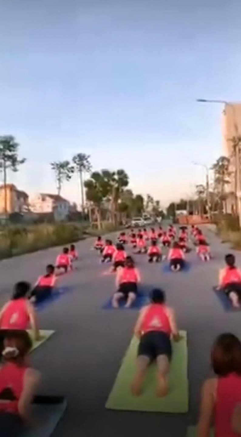 Loat hinh anh chi em trai tham, tap yoga giua duong-Hinh-6