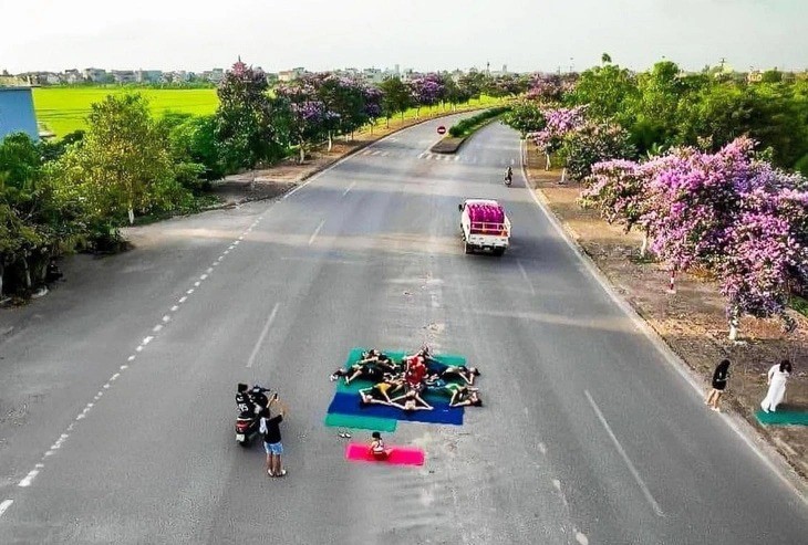 Loat hinh anh chi em trai tham, tap yoga giua duong