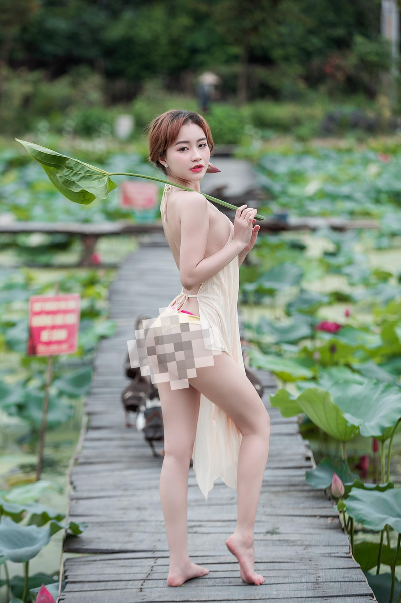 “Thieu nu chan vit” dien bikini nho xiu chup sen khien netizen do mat-Hinh-4
