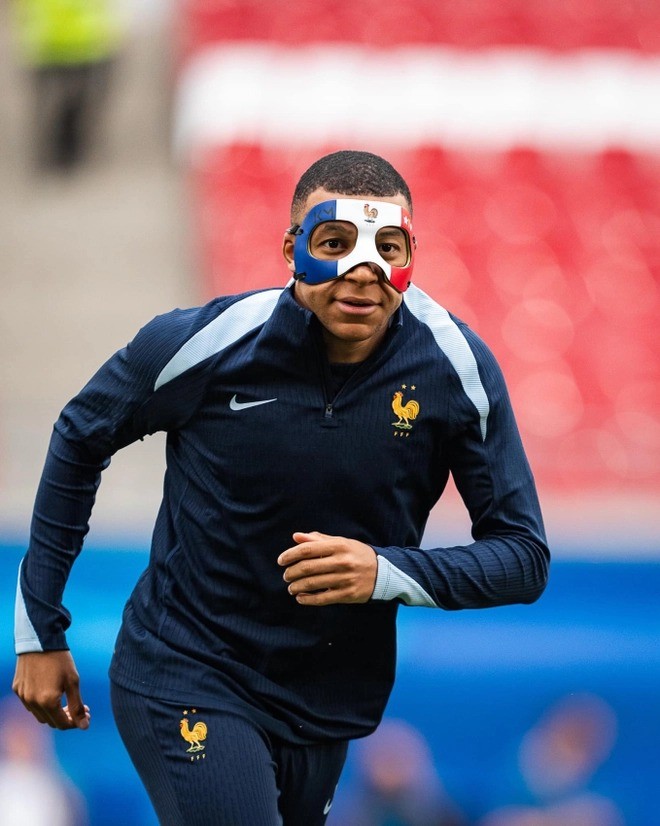 Hai huoc nhung chiec mat na fan lam cho Mbappe tai EURO 2024-Hinh-2