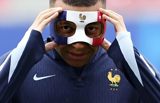 Hai huoc nhung chiec mat na fan lam cho Mbappe tai EURO 2024