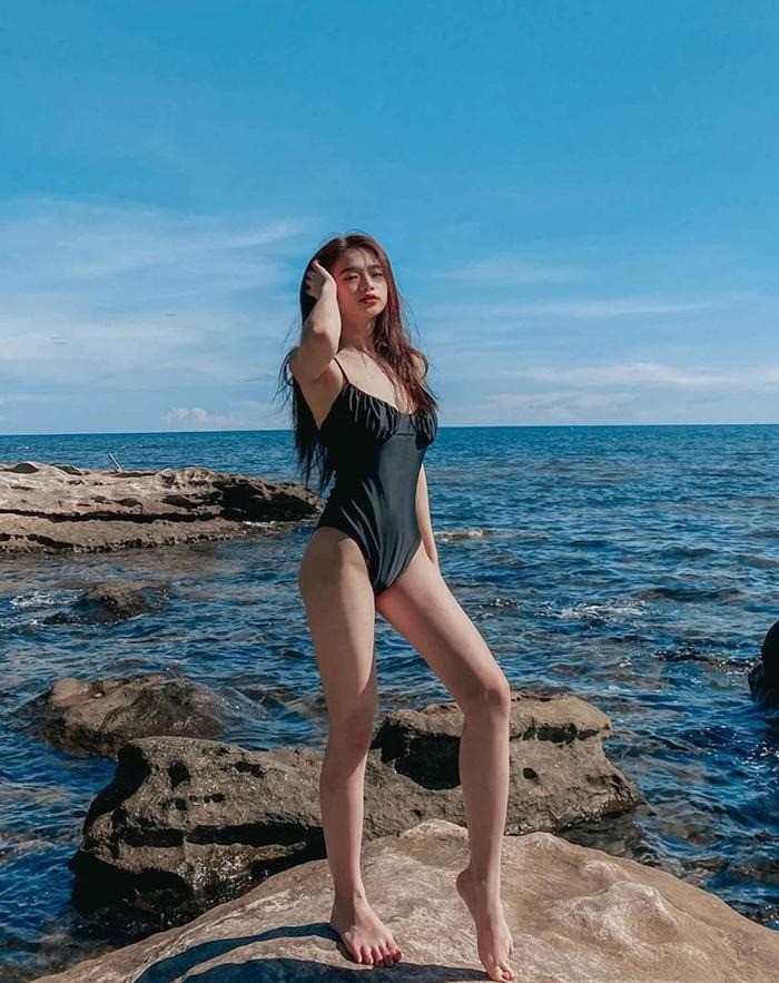 Nhung lan Linh Ka dien bikini cuc nuot, netizen kho roi mat-Hinh-5