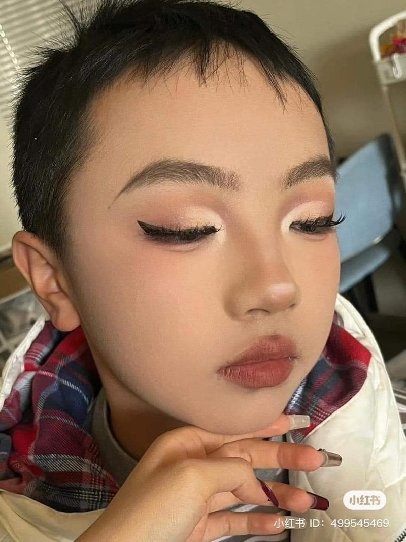 Moi tap makeup ma thieu mau, chi gai loi em trai ra thuc hanh-Hinh-3