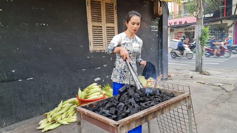 Tay Thy “phien ban Viet” ban ngo nuong Sai Gon gio ra sao?-Hinh-5