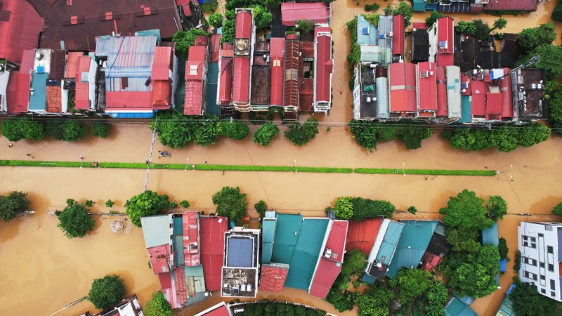 View - 	Nhìn từ trên cao, thành phố Yên Bái ngập trong biển nước