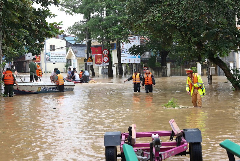 View - 	Nhìn từ trên cao, thành phố Yên Bái ngập trong biển nước