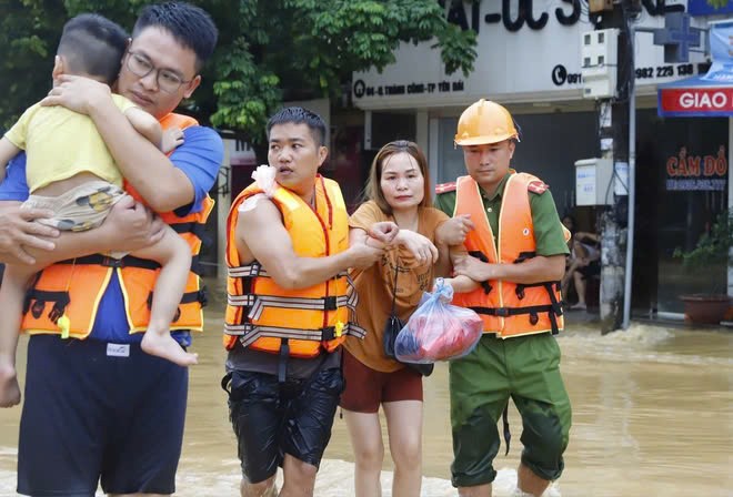 View - 	Cứu hộ nhiều em nhỏ ra khỏi vùng nguy hiểm ở Yên Bái