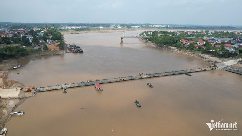 Phuong tien nao duoc phep qua cau phao Phong Chau?