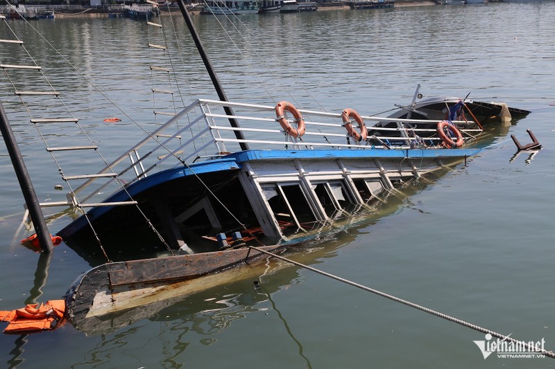 Tau du lich bi ngam duoi bien, chu tau Quang Ninh gap kho