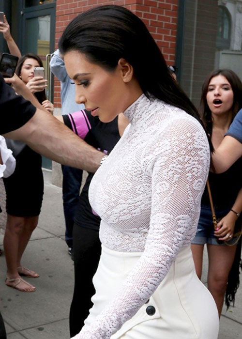 Fan cho dai co de xin chu ky Kim Kardashian-Hinh-6