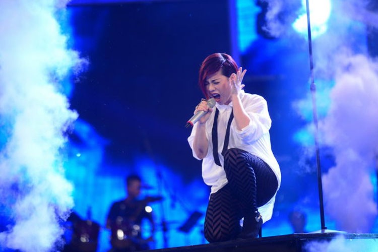 Van Quynh dung buoc tai Gala 5 Vietnam Idol 2015-Hinh-2