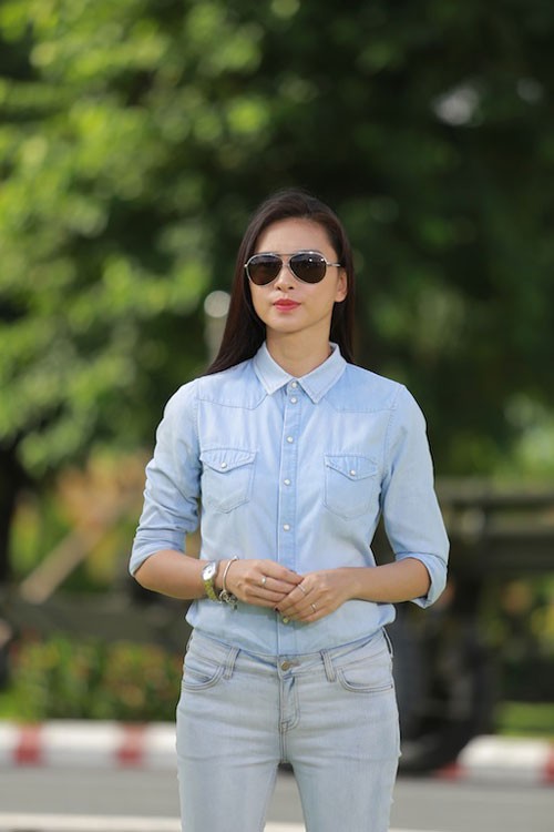 Ngo Thanh Van mac jeans kin bung... van hut moi anh nhin-Hinh-3