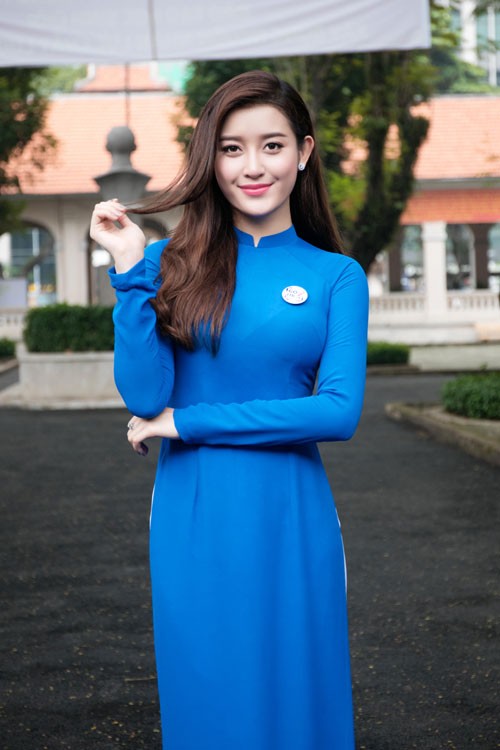 A hau Huyen My dep thuot tha voi ao dai-Hinh-3