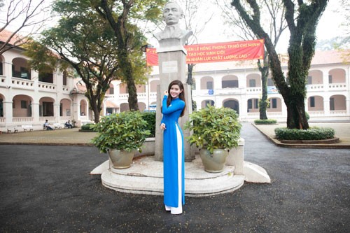 A hau Huyen My dep thuot tha voi ao dai-Hinh-5