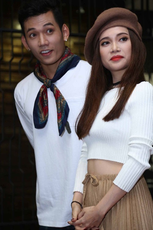 Hot girl Si Thanh hon dam duoi trai la giua dong nguoi-Hinh-3