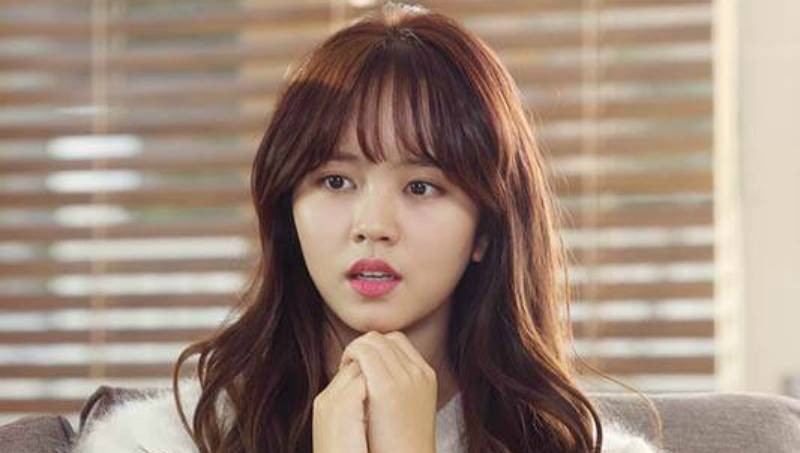 Kim So Hyun bat ngo bi thuong tai truong quay