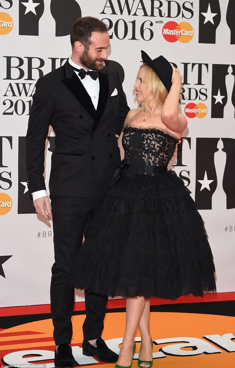 Dan sao Hollywood khoe sac tren tham do BRIT Awards 2016-Hinh-5