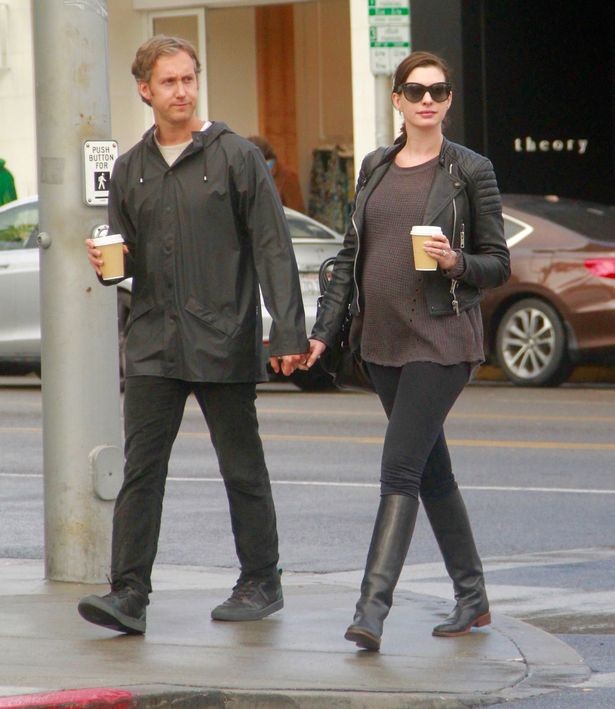 Anne Hathaway vac bung bau dao pho dem cung chong-Hinh-8